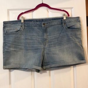 Plus size denim shorts light wash